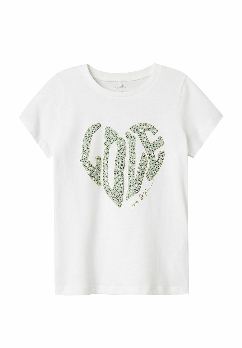 Biała bawełniana koszulka z krótkim rękawem, z zielonym sercem w leopardzi wzór i napisem "LOVE" z złotym akcentem poniżej, który brzmi "your Self."