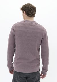 Lila langärmliges Strickoberteil mit einer subtilen Streifenstruktur, einem Kragen und einem geraden Saum; besitzt enganliegende Bündchen und eine entspannte Passform.