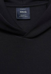 Zwarte hoodie gemaakt van zacht materiaal, met een normale pasvorm, ribbelstructuur en een label met het merk "MNG" met maatdetails.