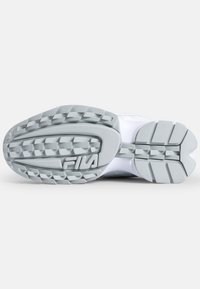 Scarpe sportive bianche con suola in gomma grigia, caratterizzate da un motivo di battistrada testurizzato e logo. Parte superiore liscia e colletto imbottito per il comfort.