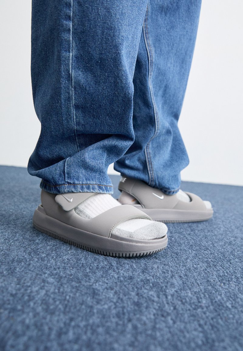 Nike Sportswear CALM UNISEX - Sandálias - flat pewter/metallic silver