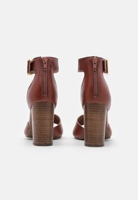 Madden Girl Sandály na vysokém podpatku - cognac