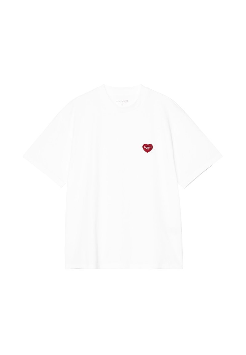 Camiseta de algodón blanca con mangas cortas, que presenta un pequeño diseño de corazón rojo en la parte izquierda del pecho. Estilo clásico de cuello redondo.