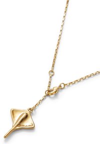 Collar de oro con una cadena rectangular y un colgante de rayas. El colgante tiene un acabado pulido y presenta una cola elevada para mayor detalle.