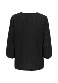 Blusa nera in pizzo con maniche a tre quarti, caratterizzata da un motivo floreale intagliato e un collo rotondo, mostrata da dietro.