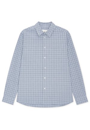 Πουκάμισο μακρυμάνικο με κουμπιά, σε μπλε και λευκό καρό σχέδιο, με μία τσέπη στο στήθος, απλωμένο επίπεδα σε λευκό φόντο.