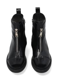 Zwarte gepoetste leren enkelboots met open tenen, zijritsen, platte zwarte zolen en trekflappen voor eenvoudig aan- en uittrekken. Gladde, glanzende textuur.