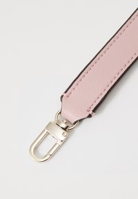 Cinghia in pelle rosa chiaro con finitura texturizzata, bordi neri e hardware in metallo argentato per il fissaggio.