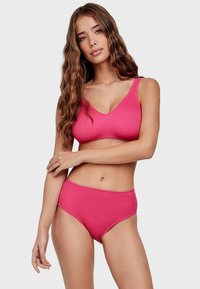 Conjunto de bikini de rayas en color rosa que incluye un top bralette con escote en V y tirantes anchos, y una parte de abajo de talle alto, con una textura suave y tejido elástico.