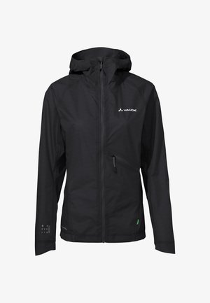 Giacca leggera nera realizzata in materiale riciclato, con cappuccio, tasca laterale con zip e logo sul petto. Texture liscia e design elegante.