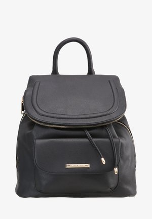 Mochila de cuero negro con asa superior, bolsillo delantero, cierre de solapa, detalles de cremallera dorada y cordón ajustable.