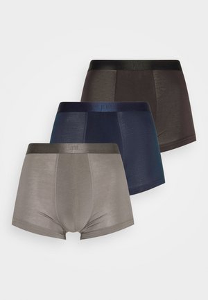 Trois paires de boxers en gris, gris foncé et bleu marine, avec un tissu lisse, des ceintures élastiques et une coupe ajustée.