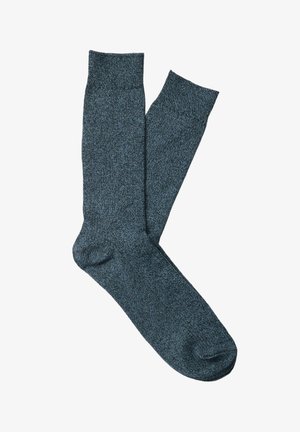 Pár sötétszürke, texturált, bokáig érő zokni, fehér háttér előtt kifektetve