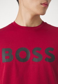 BOSS THINKING - Triko s potiskem - open red