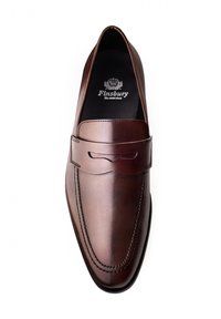 Bruine leren loafers met een gladde afwerking, ronde neus, decoratieve stiksels en een banddetail over de wreef. Zwarte binnenvoering.