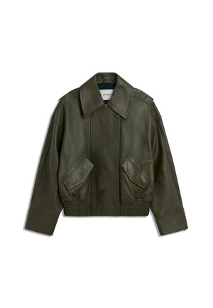 Tamnozelena kožna jakna sa širokim ovratnikom, prednjim patentnim gumbima, dva kosu zatvarača s preklopom i elastičnim rubom i manžetama.