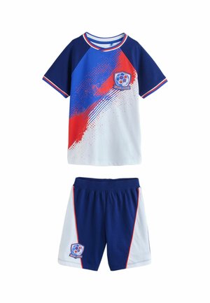 Gyermek sportruházat kék, fehér és piros rövid ujjú pólóval és hozzáillő rövidnadrággal, mindkettőn az angol focicsapat jelvénye látható.