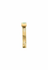 Anello in oro con una fascia testurizzata caratterizzata da un motivo a zigzag, sormontato da una pietra verde quadrata. Il design è elegante e contemporaneo.