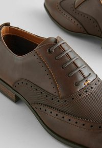 Next EMBOSSED OXFORD WINGCAP BROGUE - REGULAR FIT - Eleganta snörskor - brown