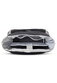 Sac à dos en tissu noir avec doublure grise, doté d'une ouverture à fermeture éclair, de compartiments rembourrés et d'une sangle grise claire pour plus de sécurité.