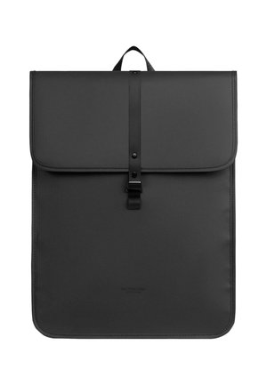 Zaino nero realizzato in materiale liscio con un'apertura pieghevole, bloccata da una cinghia e una fibbia. Dispone di una maniglia sul retro.