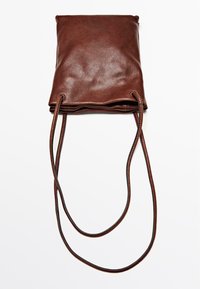 Borsa a spalla in pelle marrone con una texture liscia, forma rettangolare, due lunghi manici e chiusura superiore arricciata.