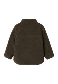 Giacca in fleece a maniche lunghe marrone scuro con colletto alto, texture in tessuto morbido e riccioluto, vista dal retro.