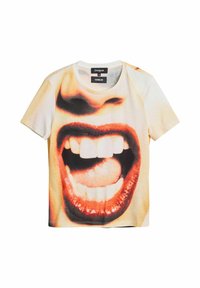 Biele tričko s krátkym rukávom s veľkou potlačou otvorených úst ukazujúcich zuby a jazyk, s menovkami Desigual a EGONLAB.
