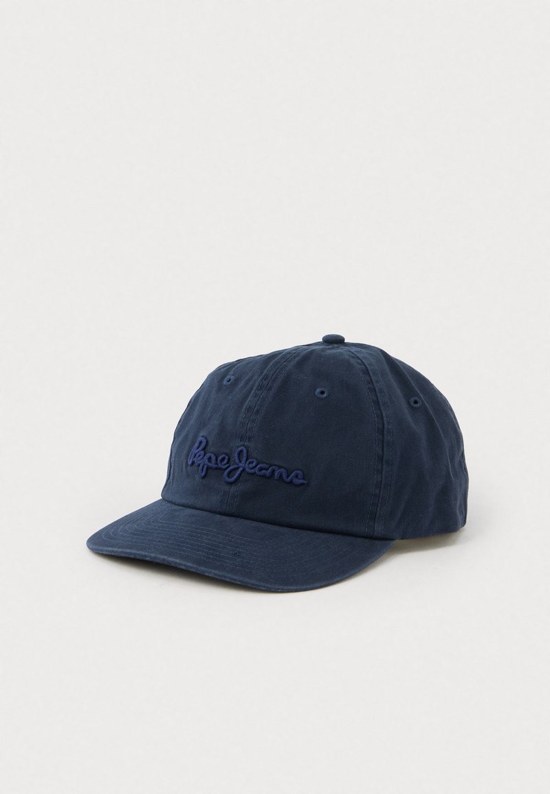 Jūras zila beisbola cepure ar izšūtu "Pepe Jeans" logotipu priekšpusē, aprīkota ar ventilācijas caurumiem un izliekto mali.