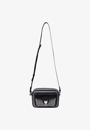 Bolso bandolera con un patrón texturizado en gris y acentos de cuero negro. Presenta un cierre con cremallera y un detalle de hardware en tono plateado.