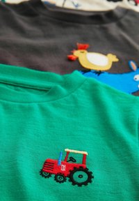 Next SHORT SLEEVE CHARACTER 3 PACK STANDARD - T-shirt med print - green grey farm
