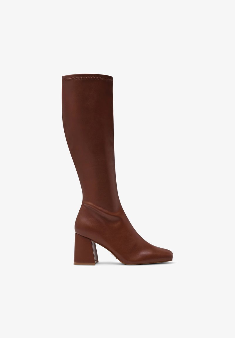 Brauner kniehoher Stiefel aus Leder mit quadratischem Absatz, glatter Textur, taillierter Silhouette und dezenten Nahtdetails am oberen Rand.