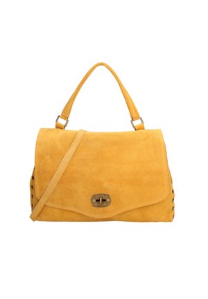 Sac à main en suede jaune avec un design plat, une bandoulière réglable et un fermoir en métal. Les côtés présentent des clous noirs décoratifs pour une touche de détail supplémentaire.