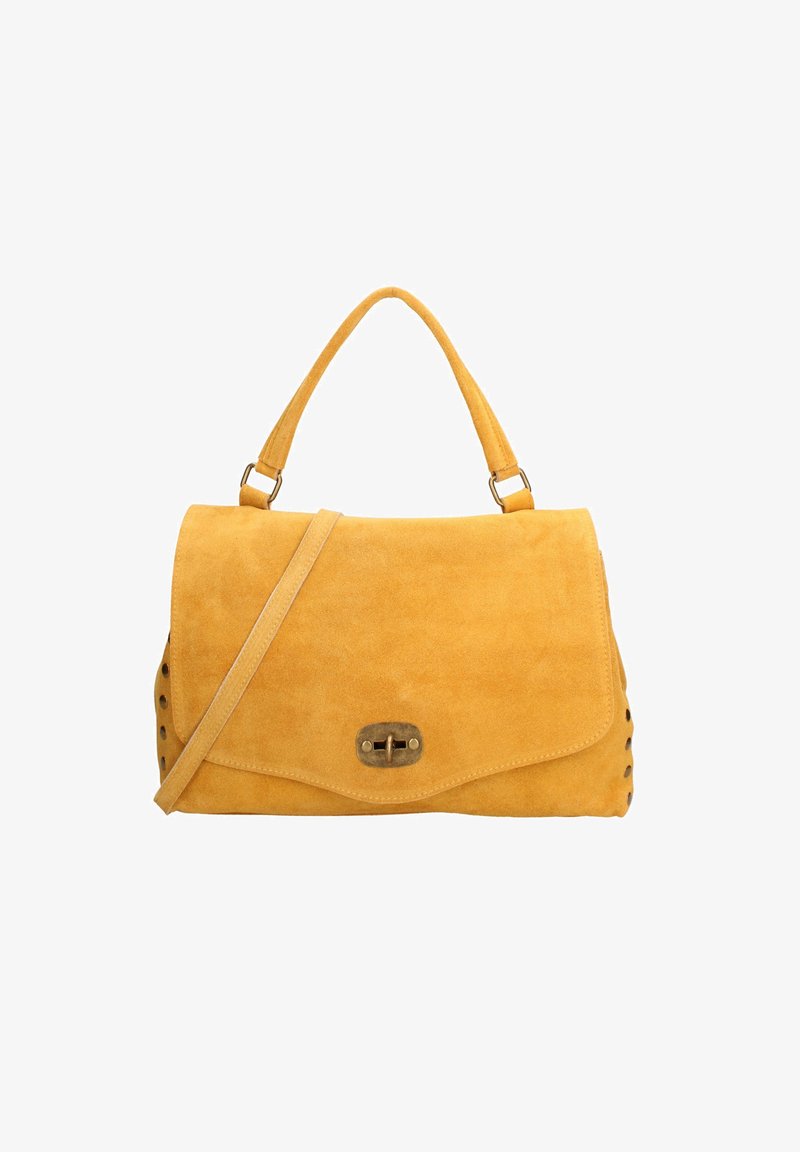 Sac à main en suede jaune avec un design plat, une bandoulière réglable et un fermoir en métal. Les côtés présentent des clous noirs décoratifs pour une touche de détail supplémentaire.
