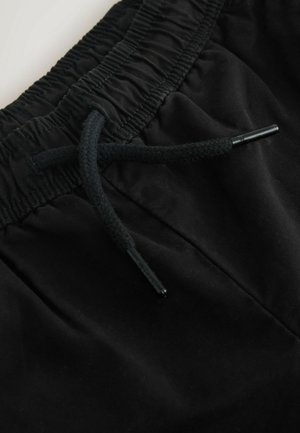 Schwarze Shorts mit elastischem Bund und Kordelzug, mit glatter Textur und einfachem Design, betont durch eine gewebte Schnur zum Festziehen.