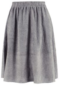 Jupe grise avec une taille élastique, présentant un corps texturé et un ourlet avec des détails perforés. Fabriquée dans un tissu doux.