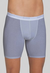 Boxer briefs azzurri chiari con un elastico bianco su cui è presente il marchio "SLOGGI". Realizzati in tessuto morbido e progettati per una vestibilità aderente.