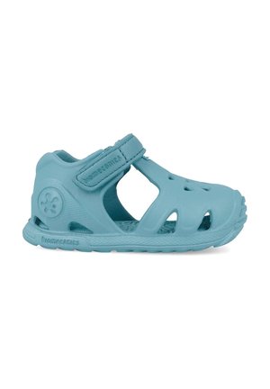 Sandalia azul claro para niños pequeños con correa ajustable, puntera cerrada, laterales recortados y suela texturizada.