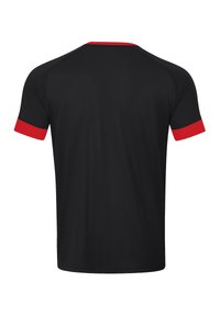 T-shirt de sport noir à manches courtes, avec des accents rouges sur les manches et le col. Fabriqué en tissu respirant et texturé.