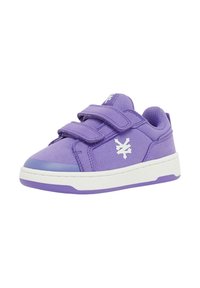 Sneaker viola con una morbida tomaia, dotate di due cinturini in velcro e suola in gomma bianca. Dettaglio del logo ben visibile sul lato.