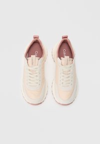 Scarpe da ginnastica beige e rosa chiaro realizzate in tessuto e gomma, dotate di lacci, collo imbottito e logo Calvin Klein sulla soletta.