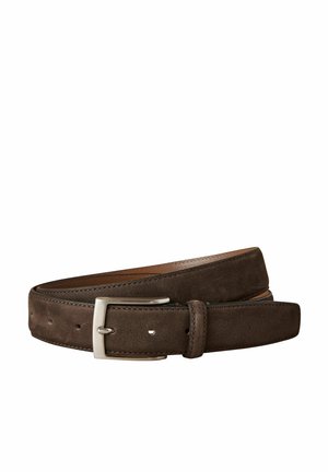 Ceinture en daim marron avec une finition lisse, boucle en métal argenté et détails de couture. Comprend plusieurs trous d'ajustement et un design classique.