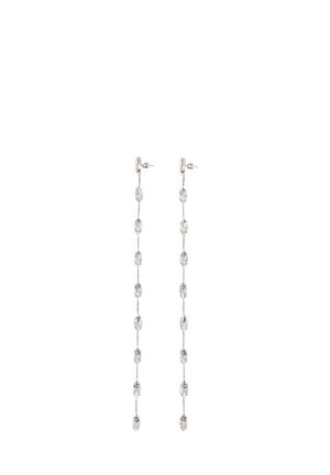 Pendientes largos de tono plateado con cristales ovalados claros a lo largo de una cadena delicada, con un cierre de poste para un uso seguro.