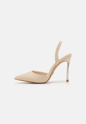 Beige slingback-hakken met een puntige neus, een gladde textuur, een dunne zilveren naaldhak en een minimalistisch ontwerp. Open zijkanten en een laag uitgesneden voorkant.