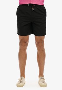 Costume da bagno neri con vita elastica e coulisse. Presenta tasche laterali e un logo discreto sul lato sinistro.