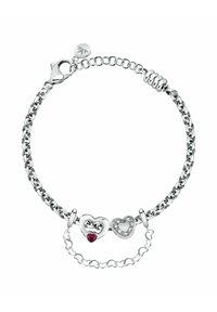 Braccialetto in catena d'argento con due charm a forma di cuore, uno con una pietra rossa e l'altro con dettagli trasparenti. Include una chiusura.