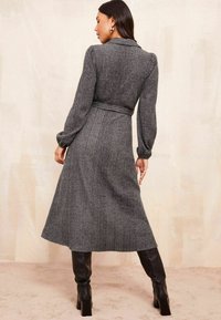 Friends Like These REGULAR FIT - COSY LONG SLEEVE OPEN NECK MIDI - Strickkleid - grey