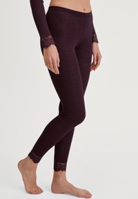 Collants côtelés, violets foncés avec un ajustement extensible ; dotés d'une finition en dentelle à la cheville pour plus de détails. Convient pour un usage décontracté.