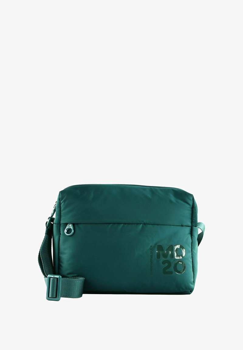 Sac bandoulière rectangulaire vert foncé avec sangle réglable, poche zippée à l'avant, et logo brillant "MD20" en bas à droite.