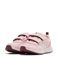 Chaussures de sport roses avec une tige en mesh, des brides Velcro, des accents blancs et une semelle bordeaux. Présentent un tissu texturé et un design rembourré.